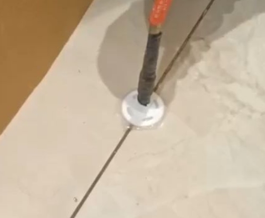 江阴瓷砖空鼓维修公司专业解答瓷砖在铺贴过程中，如果没有涂抹均匀到位的粘结材料（如水泥砂浆或瓷砖胶），可能会导致以下问题