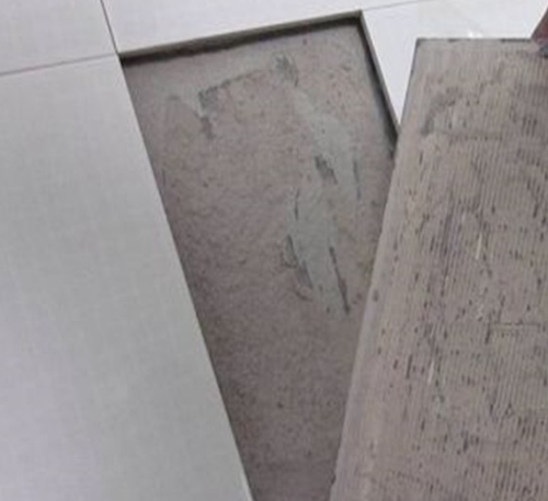 江阴瓷砖空鼓维修公司分享瓷砖铺贴时如果打浆（即涂抹在瓷砖背面和基层上的砂浆或瓷砖胶）过少，会带来以下问题